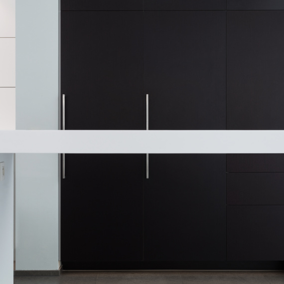 Strakke monochrome moderne keuken zwart wit met wit stevig natuursteen tablet
