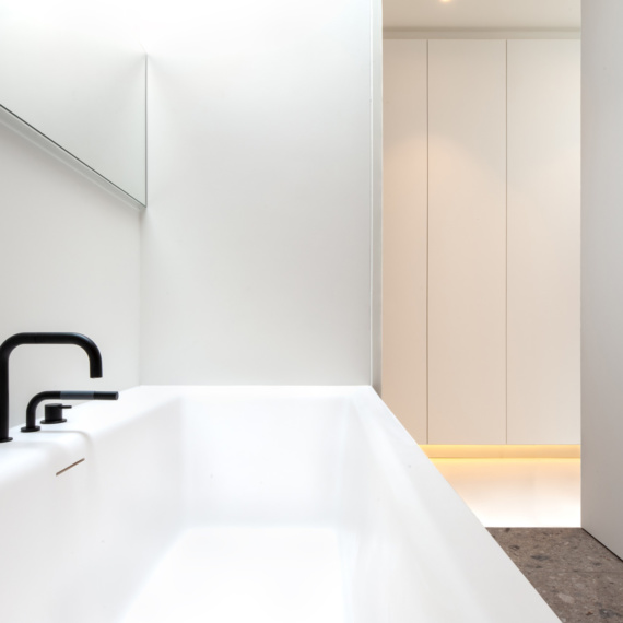 Moderne badkamer met Riho Girasole bad Solid Surface Novifor