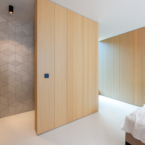 Eik fineer wandbekleding met ritme in luxueuze master bedroom met verborgen badkamer