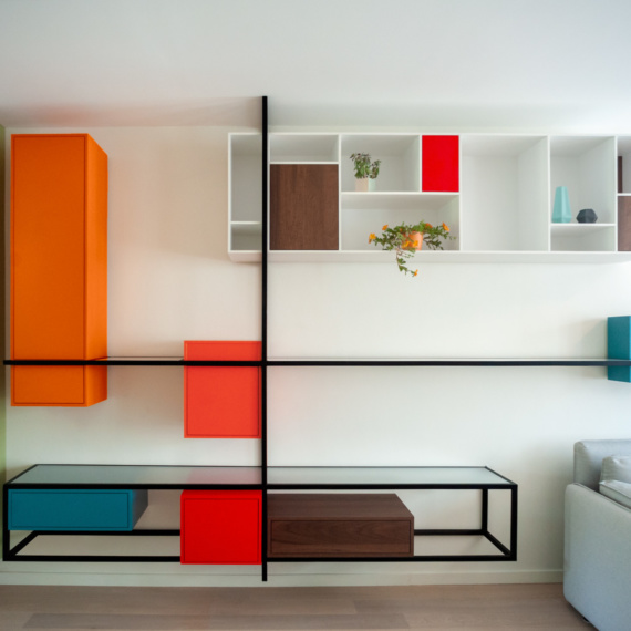 Uniek meubelstuk in woonkamer Borgerhout melange van kleuren en kubistisch indruk geven Mondriaan sfeer zwart metaalwerk met ingewoven glas