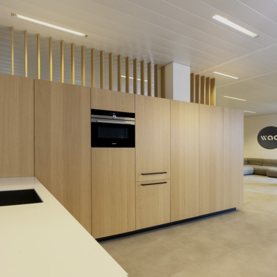 Inrichting van kantoor We Are Digital in Leuven met Keuken koffiecorner en wandbekleding wandmeubel
