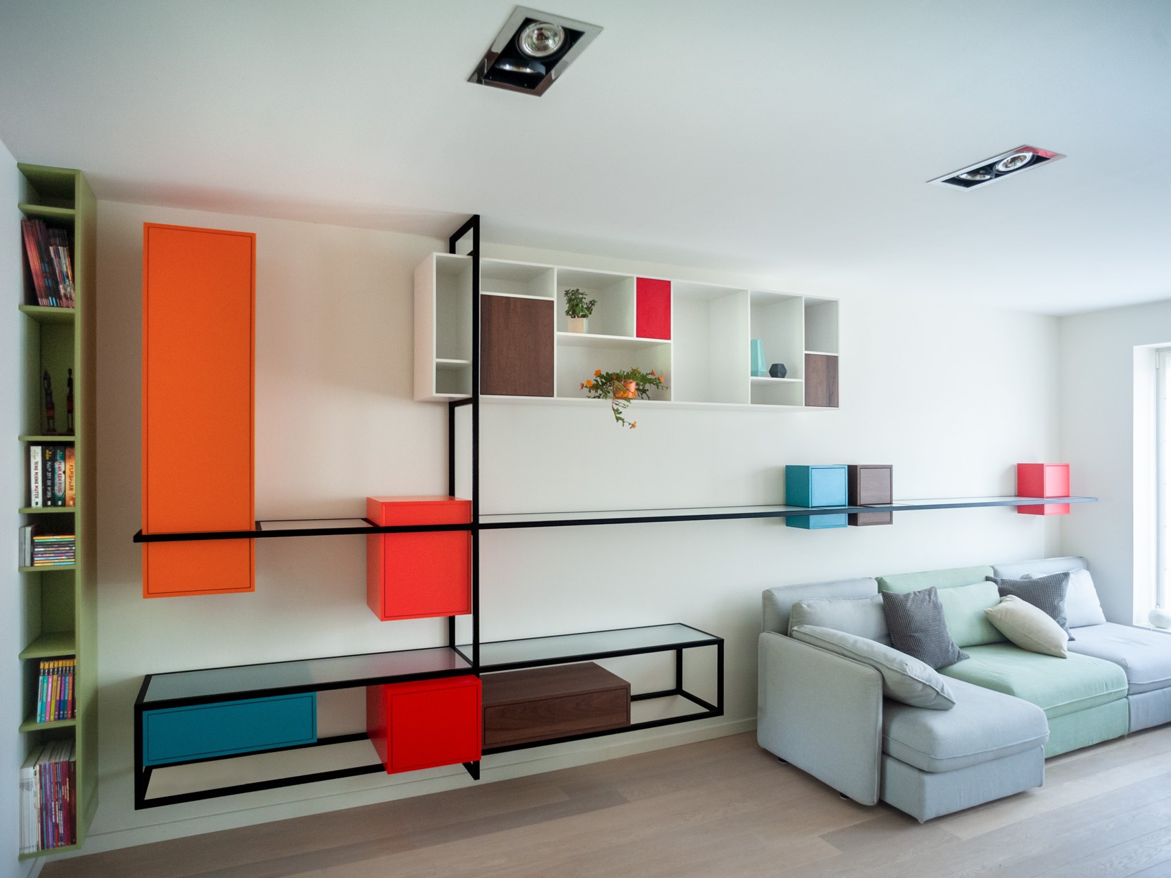 Uniek meubelstuk in woonkamer Borgerhout melange van kleuren en kubistisch indruk geven Mondriaan sfeer zwart metaalwerk met ingewoven glas